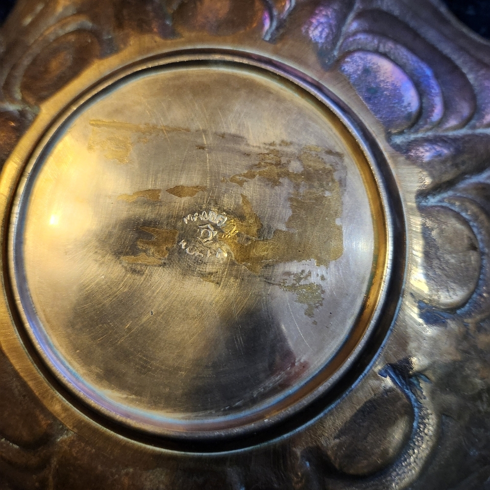 vintage solid brass decorative bowl or dish, featuring an embossed floral Design - Picture 3 of 7